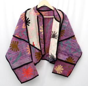 Veste à col mandarin en tricot brodé à la main, patchwork, rayures, motif floral rose, détail de col violet, 100% coton - Product Image 3