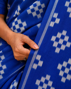 Magnifique Saree en Soie Pure Bleu Royal et Blanc avec Motif Géométrique Ikat et Bordure Argentée – Tenue Traditionnelle Indienne pour Fêtes et Cérémonies - Product Image 4