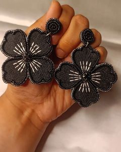 Boucles d'oreilles pendantes en forme de fleur, plaqué noir, style vintage, bijoux de fête pour femmes - Product Image 1