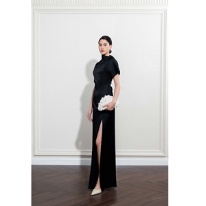 Robes en gros pour femmes – Robe décontractée AVA ASYMMETRICAL à manches courtes en satin MISSION avec fente, maxi, luxueuse, pour soirée - Product Image 1