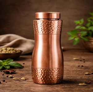 Elegante botella de cobre con revestimiento azul mate que contrasta bellamente con una tapa metálica cálida, disponible a precios de mayorista. - Product Image 2