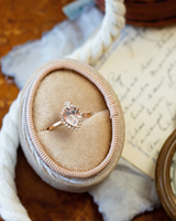 Anillo de compromiso de lujo chapado en rodio con moissanita de corte pera rosa melocotón brillante de 2.90 quilates, engaste de garras, sello oculto de oro macizo de 14K