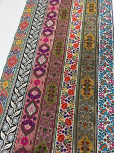 Dentelles brodées multicolores avec des détails vibrants, idéales pour les vêtements, les accessoires, l'artisanat, la décoration intérieure et les créations originales. - Product Image 5