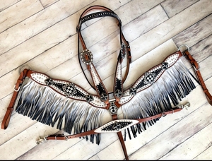 Ensemble de sellerie western en cuir pour cheval, coloré avec franges rouges, têtière et peitoral sculptés à la main - Accessoires d'équitation durables - Product Image 3