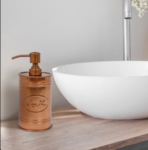 Distributeur de savon en cuivre gaufré écologique et durable, flacon pompe à liquide en métal, accessoire de salle de bain minimaliste pour la vanité - Product Image 1