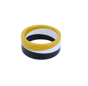 Bracelet en résine de silicone de qualité supérieure, design élégant avec rayures jaunes, blanches et noires, bracelets décontractés et sportifs pour femmes, parfaits pour les fêtes - Product Image 1