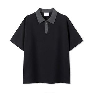 Polo de manga corta azul marino para hombre con cuello blanco y diseño de letras impresas en la parte delantera, estilo casual. - Product Image 3