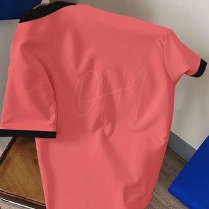 เสื้อยืดผู้ชายสไตล์มินิมอล โลโก้แบบกำหนดเอง ผ้าฝ้าย 100% คอเสื้อตัดกัน แขนปกติ สตรีทแวร์ลำลอง แห้งเร็ว ระบายอากาศได้ดี - Product Image 2