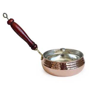 Poêle à omelette en cuivre martelé à la main avec poignée en cuivre, design moderne, compatible gaz et induction, écologique, passe au lave-vaisselle - Product Image 1