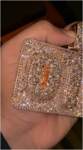 จี้เพชรโมอิสซาไนต์ทรงเหลี่ยมเจียระไนแบบไอซ์ คัต คุณภาพ VVS รับรองโดย GRA ตัวเรือนเงินแท้ S925 ชุบทอง ดีไซน์ฮิปฮอปสำหรับผู้ชาย รุ่น CONCEPTION Custom - Product Image 4