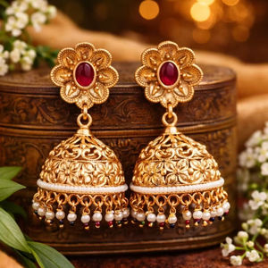 Boucles d'oreilles Jhumka traditionnelles indiennes géométriques plaquées or avec des gouttes de perles, bijoux ethniques de mariage pour femmes - Product Image 2