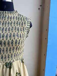 Robe Maxi d'été imprimée à la main Robe de fumeur sans manches en coton avec encolure licou à volants et motif floral froncé - Product Image 6