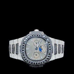 นาฬิกาแบรนด์เนมคุณภาพพรีเมียม ตัวเรือนสแตนเลสสตีลทรงเหลี่ยมประดับเพชรโมอิสซาไนต์ทรงกลมเต็มหน้าปัด พร้อมลวดลายโบราณ - Product Image 1