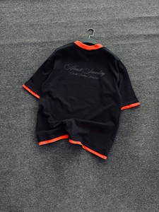 เสื้อยืดลายกราฟิกแบบยูนิเซ็กซ์ ปักลายตัวอักษรแบบคัสตอม สีดำ ผ้าฝ้าย แต่งขอบสีนีออน ชายเสื้อแบบเลเยอร์ - Product Image 2