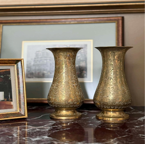 Par de jarrones de latón grabado de estilo regal, con una silueta alta y detalles de tallados en forma de hoja. Disponible a precio de mayorista. - Product Image 1