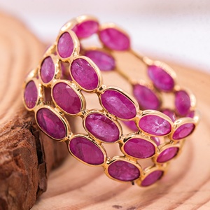 Anillo de Eternidad con Tres Filas de Rubíes Naturales Ovalados en Oro Amarillo Sólido de 18K, Joyería Fina, Memoria Jewels, Venta al Por Mayor - Product Image 5