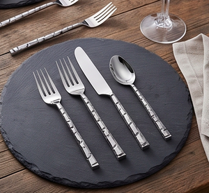 Ensemble de couverts modernes en acier inoxydable avec design de manche martelé, finition polie miroir, compatible lave-vaisselle, idéal pour la maison et les restaurants - Product Image 5