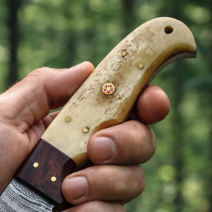 Couteau de chasse artisanal à lame droite en acier Damas, manche en os et bois, avec étui en cuir - Product Image 2
