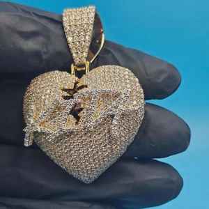 Colgante de Corazón Roto con Incrustaciones de Diamantes, Plata 925 Chapada en Oro, Estilo Hip Hop, Personalizado con Nombre en Moissanita VVS, para Regalo - Product Image 1