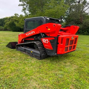 Chargeuse compacte Kubota robuste conçue pour les travaux difficiles, avec une puissance fiable, une maniabilité fluide et un excellent confort pour l'opérateur. - Product Image 6