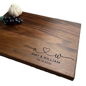 Planche à découper en bois de noyer avec logo personnalisé, gravée, lavable au lave-vaisselle, écologique, ustensiles de cuisine, cadeau personnalisé - Product Image 1