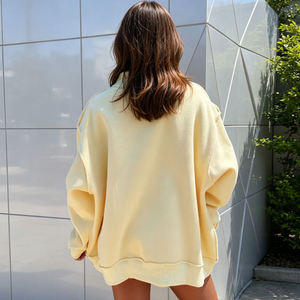 Sudadera Oversize Amarilla para Mujer con Cuello Alto y Estampado Gráfico 'SPORTS', de Forro Polar Premium, Estilo Casual para Uso Diario - Product Image 2