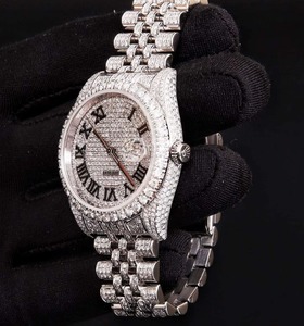 Reloj de Diamantes de Acero Inoxidable Plateado de Alta Demanda con Detalles de Cristal y Correa de Acero Inoxidable Disponible para Exportación - Product Image 4