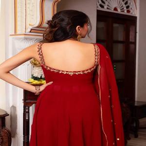 Conjunto de Top y Pantalón Plazo de Diseño VASTRA COTTAGE con Dupatta con Espejos Reales Hechos a Mano, Traje Étnico Cosido para Fiestas para Mujer - Product Image 4