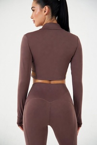 Ensemble de yoga trois pièces haut de gamme comprenant une veste confortable, une brassière de sport offrant un bon maintien et des leggings souples pour l'exercice et la remise en forme - Product Image 2