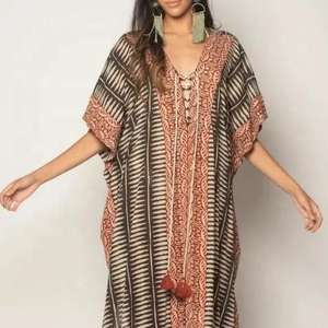 Elegante Vestido Kaftán Maxi Tie-Dye ODM, Mezcla de Tonos Lavanda y Blanco, Patrón Artístico de Ensueño, Silueta Holgada y Fluida - Product Image 4