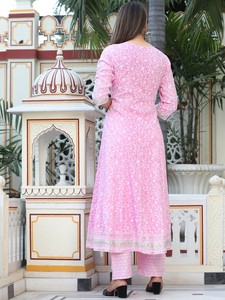 Ensemble Anarkali traditionnel 3 pièces en rayonne Twinfeet avec broderie, longueur genou, coupe classique, idéal pour les mariages et les fêtes estivales - Product Image 4