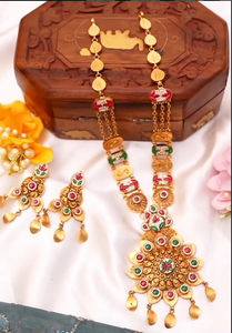 Collar kundan multicolor en tono dorado tradicional con aretes a juego, diseño floral antiguo, conjunto de joyería festiva para novias y bodas. - Product Image 2