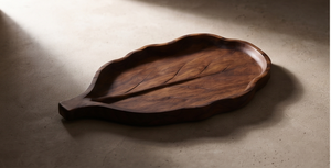 Plateau de service en bois au design botanique unique, plateau en bois de mangue foncé avec forme de feuille et tige sculptée - Product Image 5