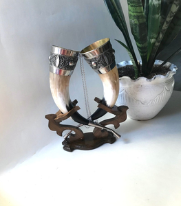 Ensemble de cornes à boire viking artisanales écologiques de haute qualité avec bordure en argent allemand, support en bois, collection de mugs à bière médiévaux, cadeau - Product Image 1