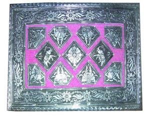 Caja de Latón Esmaltado Hecha a Mano con Diseño Floral en Relieve, Chapada en Oro, Irregular, Artículo de Colección, Recuerdo Antiguo, Artesanía Lowellcraft - Product Image 5