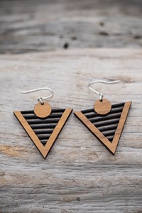 Boucles d'oreilles triangulaires en bois avec accent circulaire, crochets argentés, design géométrique, bijoux faits à la main - Product Image 3