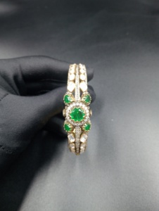Bracelet manchette plaqué or de luxe avec pierre doublette verte taille émeraude, bijou classique pour femme, idéal pour mariage - Product Image 1