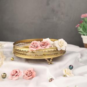 Thali traditionnel en laiton poli avec gravure florale décorative pour la prière Puja, la présentation de fruits, de collations et la décoration festive - Product Image 2