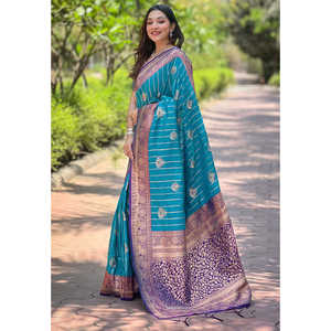 ผ้าซิ่นไหมสีฟ้าอ่อนแบบอีลิทวีฟส์ พร้อมชุดราตรีผ้าไหมทอลายซารีสีตัดกันอย่างหรูหรา - Product Image 3