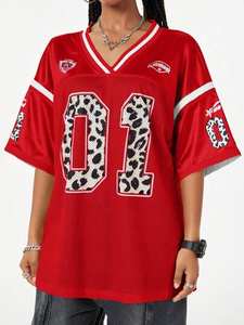 Camiseta Deportiva Corta Roja de Fútbol Americano para Mujer, Cuello en V, Malla Transpirable de Poliéster, Estampado de Leopardo, Número, Top Deportivo de Moda OEM - Product Image 4