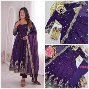 Ensemble Anarkali 3 pièces tendance de luxe, violet foncé bicolore, en soie Fandy, coupe ajustée, longueur ras du sol, style indien pakistanais, pour l'hiver - Product Image 6