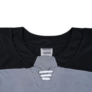 Jersey de hockey sobre hielo avanzado diseñado para movimientos rápidos, tela de alta calidad que soporta la acción intensa en el hielo. - Product Image 2