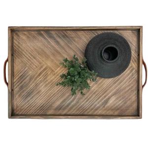 Plateau en bois de couleur chêne clair avec une charmante forme ronde et une finition texturée, parfait pour les décors de table élégants - Product Image 1