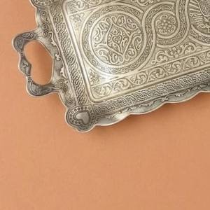 Bandeja de Servicio de Metal Grabada Vintage con Asas, Plato Rectangular Decorativo para Servir Té, Café y Aperitivos para el Hogar, Hotel o Mesa - Product Image 4