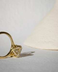 แหวนหมั้นเพชรโมอิสซาไนต์ทรงเรเดียนท์คัท ประดับเพชรแบบฮาโล ตัวเรือนทองคำขาว 14K ฝังเพชรแบบปาเว่ แหวนแต่งงานสุดหรู เครื่องประดับชั้นดีสำหรับเธอ - Product Image 3