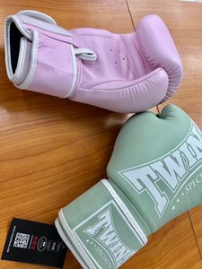 Guantes de boxeo profesionales de cuero de primera calidad, los más vendidos, con cierre de velcro, que absorben la humedad, para entrenamiento de artes marciales. - Product Image 4