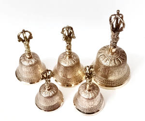 Campana Tibetana Om de Latón con Asa Dorjee, Campana Budista para Puja, Meditación y Sanación Espiritual - Product Image 4