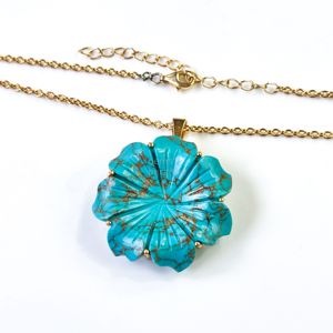 Collar con colgante de flor de turquesa y cobre AAA para mujer, colgante floral de cristal de turquesa y cobre tallado a mano, venta al por mayor - Product Image 3
