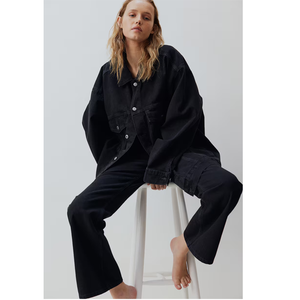 Chaqueta vaquera negra para mujer, estilo camionero, manga larga, cuello vuelto, cierre de botones, estilo otoñal, color liso, corte regular - Product Image 2