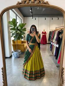 Abrace el encanto real de la tradición sureña india con este exquisito conjunto de lehenga de algodón y seda, con bordes de zari en tonos de joyas. - Product Image 3